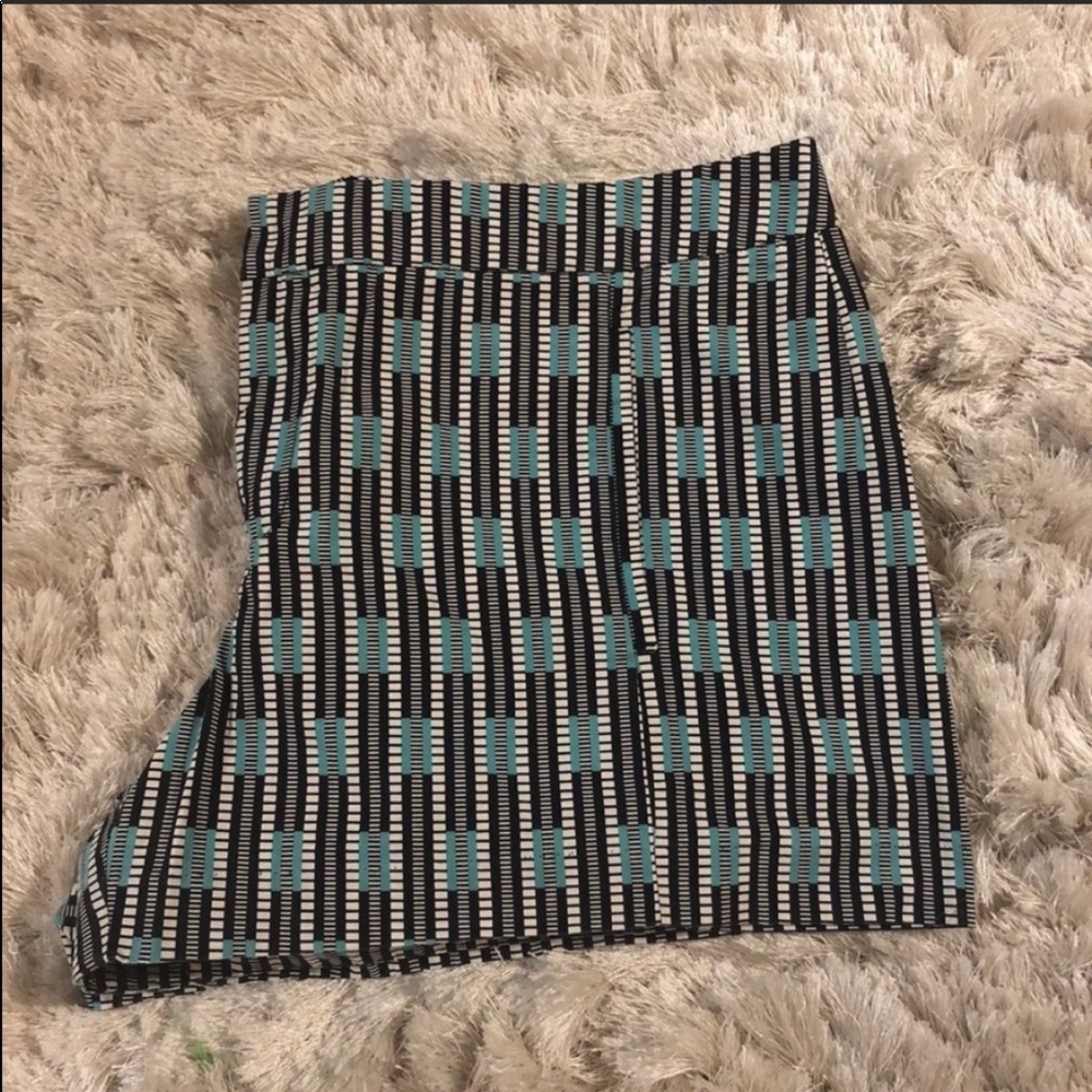 Gap Patterned Black/White/Green Shorts - image 3